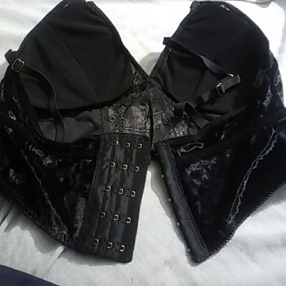 Black Velvet Lingerie Set - Picture 6 of 8